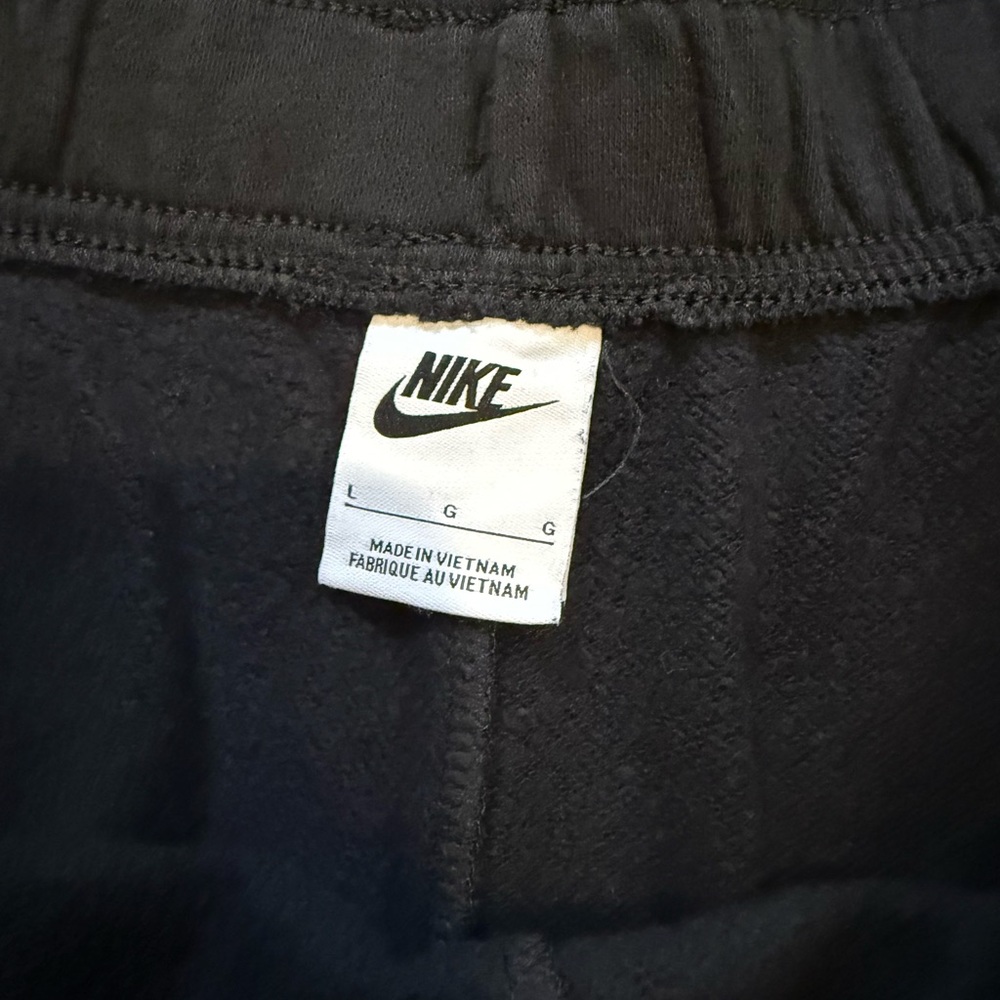 NWOT Nike Women's Black Shorts size Large - Picture 2 of 4